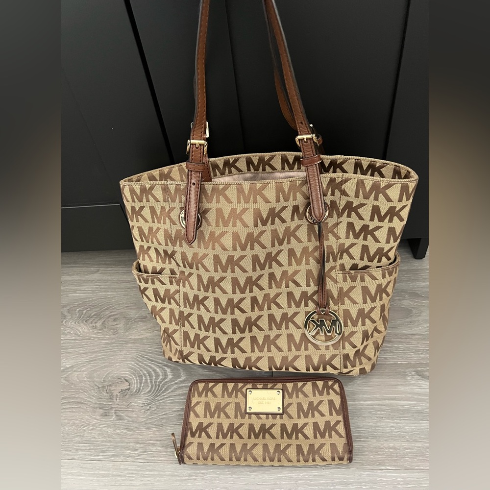 Michael kors purse and matching wallet